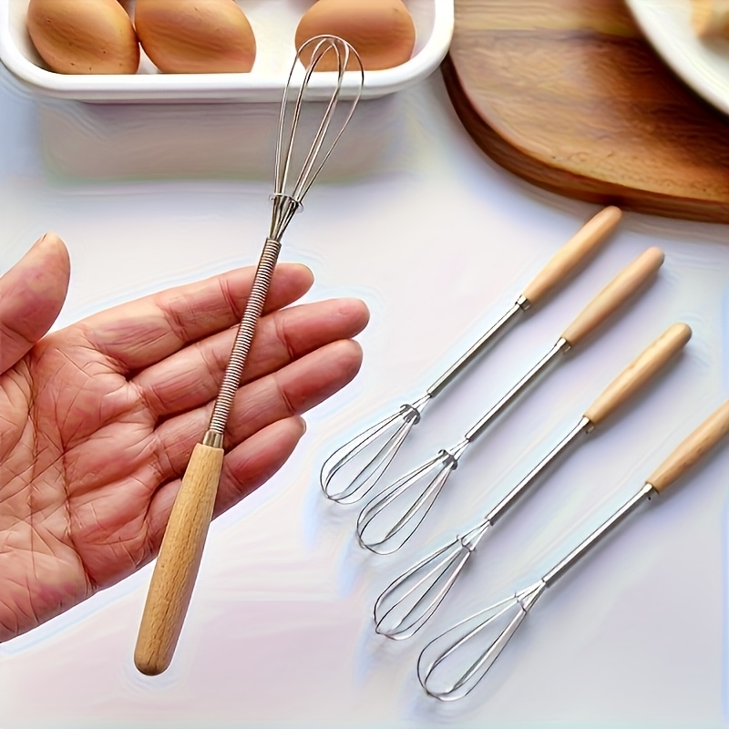 Kitchen Baking Must Haves - ステンレス製ミニエッグビーター、木製ハンドル、手動泡立て器、コーヒーミキサー、ベーキングツール、キッチン必需品、完璧なホームギフト。